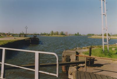 Ballast-sluis
Gezicht op de Vecht vanaf de Ballastsluis. 
De sluis verbindt de Spiegelpolder met de rivier de Vecht.
De Spiegelweg gaat over de brug van de sluis naar de Dammerweg gemeente Weesp.
De foto geeft een gezicht op de Vecht vanaf de sluis
Trefwoorden: Ballast-sluis, De Vecht