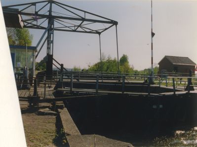 Verbindt-de-Spiegelpolder-met-de-Vecht
Spiegelweg/Dammerweg (Weesp)
Ballastsluis
Verbindingsbrug tussen de Spiegelweg en de Dammerweg in Weesp
De sluis verbindt de Spiegelpolder met de rivier de Vecht
Trefwoorden: Spiegelweg, Spiegelpolder, sluis,  Ballast Mij.