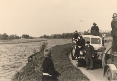 Brandweerauto-bij-de-bocht-Dammerweg
Brandweerauto bij de bocht Dammerweg bij wasserij Vecht en Dijk
