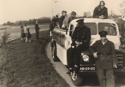 Brandweerauto-Ouwe-Bram
De nieuwe brandweer-auto merk Cronenburg Hedel Austin-chassis.
Op de voorgrond commandant W Reijtenbagh, boven de cabine motorpompeur Jaap Scherpenhuijsen.
De brandweerauto werd liefkozend Ouwe Bram genoemd.
