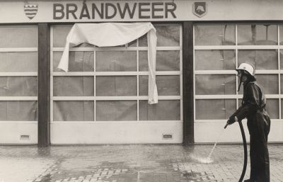 Opening-nieuwe-brandweergarage
Burgemeester C. de Groot opent de nieuwe brandweergarage aan de Dammerweg.
De brandweergarage is ondergebracht in de voormalige School met den Bijbel. 
Toen de School met den Bijbel opging in 