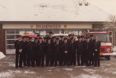 Voltallige-brandweer-bemanning
Gemeentelijke vrijwillige brandweer NdB.
De middelste brandweer-auto werd “Ouwe Bram” genoemd. Het was een auto met open laadbak waar aan beide lange zijden  houten banken waren aangebracht  voor de manschappen. De auto was na de tweede wereldoorlog aangeschaft.
Trefwoorden: brandweerkazerne, brandweerauto