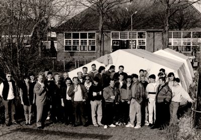 Uitwisseling-Brandweer
Oostenrijkse brandweerlieden op bezoek bij de Nederhorst den Bergse brandweer.
24 april 1993 bij de oude Brandweerkazerne. Op de voorste rij met pijp Burgemeester Goudberg.
