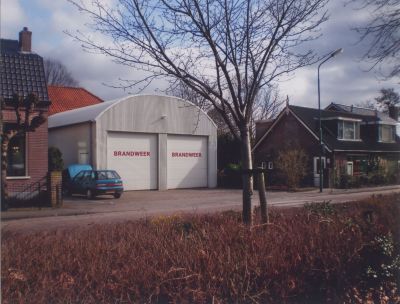 Aanbouw-brandweergarage
Aanbouw brandweergarage. Daarnaast dierendokter Annemarie Stuivenberg.
