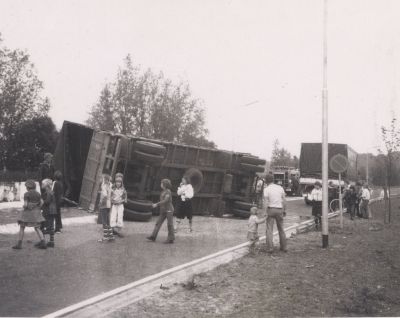 Gekantelde-vrachtwagen
Veel bekijks bij een gekantelde vrachtwagen.
