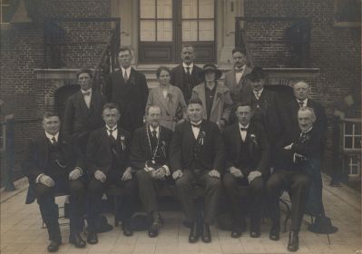 Gemeente-raad-voor-het-kasteel
Voor met keten burgemeester Heierman-  2e rij links Bart Meyer-  Uiterst rechts 2e rij Frans Stijvers schilder-   Zittend rechts wethouder Jac Nieuwendijk
Trefwoorden: Raadsleden