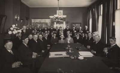 Gemeenteraad
Gemeentehuis Nederhorst den Berg met alle aanwezige raadsleden 2e van links bij tafel Bart Meier
Trefwoorden: Raadsleden