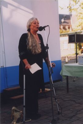 60-jaar-bevrijding
Bertha van Leeuwen -van Huisstede bekijkt de expositie i.v.m. 60 jaar bevrijdingsfeest.
