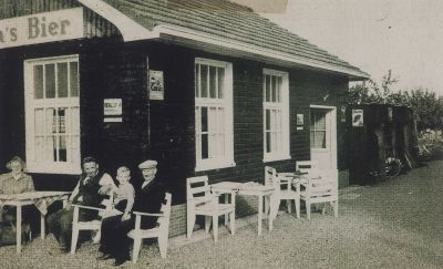 De-Bierhut
De Bierhut aan de Dammerweg 7 in Weesperkarspel. De uitbater heette Pol.
Nu is het een Thai,s Restaurant.

