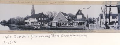 Dorpsgezicht
De Dammerweg lag nog aan het water.
Links de kerktoren van de katholieke kerk.
Daarnaast het Wapen van Nederhorst. De Fam. v.d.Meer beheerde toen het café-restaurant.
Dan de ingang van het Ankeveense pad, daarnaast het pand van Brinkers. 
Dan de Vaartweg en het Cafè-Restaurant “Den Berg”.
Ervoor de Brug naar de Brugstraat.
