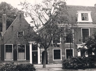 Postkantoor-Voorstraat
In het linkergedeelte van Voorstraat 15  was beneden  het Postkantoor gevestigd, geleid door de heer van Rijswijk.
Achter het uiterst linkse raam was het winkeltje in kantoorbehoeften etc. , gevestigd, geleid door 
Mw. van Rijswijk-den Dekker. Het winkeltje van mevrouw Van Rijswijk was niet veel groter dan een flinke kast, maar door zorgvuldig te stapelen  was er ruimte voor een onvoorstelbare hoeveelheid kantoor-artikelen, speelgoed en andere, dagelijks noodzakelijke artikelen..
