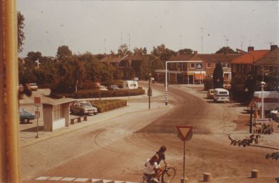 Kruising-Overmeerseweg-en-Vreelandseweg
Kruising Vreelandseweg -Meerhoekweg met rechts nog de benzinepomp van Garagebedrijf v.d. Helm.
Trefwoorden: Overmeer