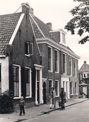 Voorbereiding-bouw-RABOBank
De heer en mevrouw Barten met hun kinderen op de Voorstraat.
Voorbereiding van de bouw van de RABO-bank, Voorstraat 13,14 en 15.
