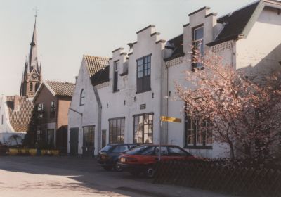 Oude-gemeentewerkplaats
De kerktoren is van de RK-kerk aan de Dammerweg.
Het witte gebouw was oorspronkelijk R.K klooster met kerk. 
Aanvankelijk hoorde dit deel bij de Voorstraat maar bij de ontwikkeling van de woonwijk
Horn- en KUijer is dit Ruijsdaelstraat geworden.
Later in gebruik als RK kleuterschool daarna als gemeentewerkplaats voor
de Gemeente Nederhorst den berg. Horn en Kuijerpolder
