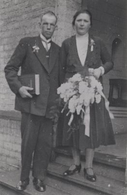 Trouwerij
Kerkelijk Huwelijk Nanne Bobeldijk en Elisabeth Cornelia Verwoerd op 2 juli 1931  Nanne Bobeldijk 27-03-1904- 26-03-1975  Betje Verwoerd 15-9-1905
Trefwoorden: Huwelijk
