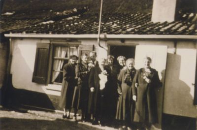Familie-voor-deur-bij-bruiloft
Bruiloft bij de familie Ledder-Streutker in Oud- Overmeer-  Rijtje woningen waar o-a- fietsenmaker G Vossepoel zijn bedrijf had-  Omstreeks 1960 afgebroken
Trefwoorden: Huwelijk