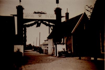 Ereboog
Ereboog ter ere van het 40-jarig regeringsjubileum van Koningin Wilhelmina in 1938
Trefwoorden: Op de hoek van de Meerhoekweg