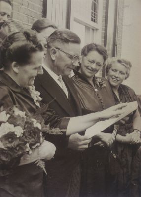 Jubileum-Dokter-Roelofsen
Jubileum van Dokter Roelofsen. 
Links Mevrouw Roelofsen
