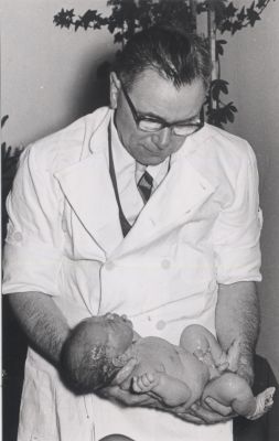 Dokter-Roelofsen
Dokter Roelofsen bij de geboorte van Bart Boeve-  De zoon van E Boeve -    Zie het boek De Googelaars van E Boeve
Trefwoorden: Artsen