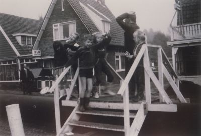 Demping-Reevaart
Voor de demping v.d. Reevaart was langs de Overmeerseweg/Dammerweg een brede ijzeren buis gelegd voor het doorvoeren van het opgezogen/op te spuiten zand.
De beide gebouwen links is de  kleding/textiel/woninginrichting-zaak van de firma P.Brinkers. Rechts is nog een gedeelte te zien van café G.Kranenborg (thans 2006) chinees-restaurant The Golden Crown.  De weg tussen de beide gebouwen is de Vaartweg (voorheen De Stolp)
