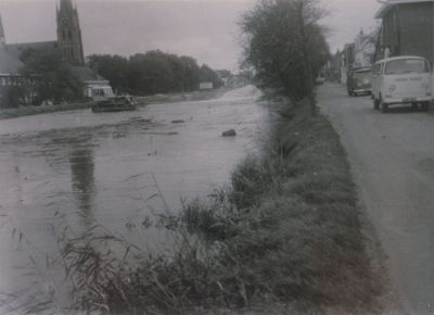 Demping-Reevaart
De Reevaart (tussen Dammerweg en Voorstraat) is volgespoten met zand.
Links de R.K.Kerk.
Trefwoorden: Zandopspuiting