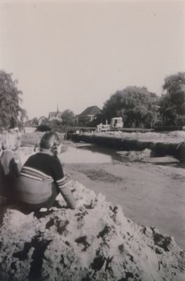 Spelende-kinderen
Spelende kinderen in het opgespoten zand bij de demping van de Reevaart.
Links de toren van de Gereformeerde kerk aan de Dammerweg.
