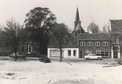 Zand-in-plaats-van-water
Begin van demping van de Reevaart ter hoogte van de Pastorie. 
Je ziet in plaats van water nu zand.

