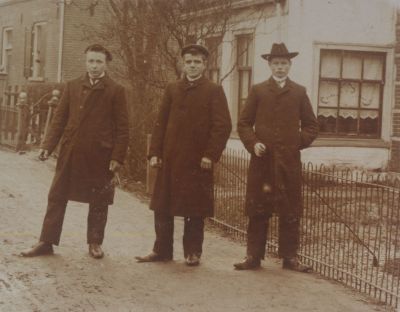 Overmeer
Overmeerseweg 108  Rechts Paul van Melsen midden Bernard Hageman en links Jan Schriek Pzn-  OP de achtergrond het huis van vroeger Klaas Vernooy sinds 1970 in het bezit van de Fam-Dekker-   Links het huis van de Fam-Roukens met toen nog een opkamer
Trefwoorden: Dorpsfiguren