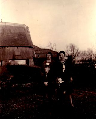 Fam-Franssen
Vrouw rechts G Franssen-Franssen Aal Gijs Franssen Jan Spam Franssen Later gemaal Spiegelpolder nu dubbel woonhuis Janmaat-Veenendaal
Trefwoorden: Bewoner Inwoner
