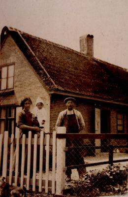 Schoenmaker-voor-zijn-woning
Schoenmaker C de Jong voor zijn woning- Op deze foto is er nog geen aanbouw aan het huis
Trefwoorden: Bewoner Inwoner