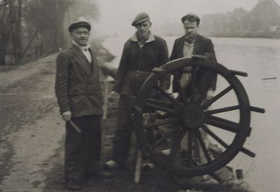 Ooievaarsnest-maken
Paal met wiel van een boerenwagen voor het maken van een ooievaartsnest
Trefwoorden: Dorpsfiguren