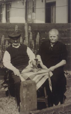 3 personen op de Vreelandseweg
In het midden Mevrouw Stoker, de anderen zijn onbekend. 
Ze staan op de hoek Vreelandseweg/Overmeerseweg , dat toen nog in zijn geheel Overmeerseweg heette.
Ze zitten bij de winkel van Piet Huisstede.
Ze woonde in de Meerlaan.
Trefwoorden: Overmeer