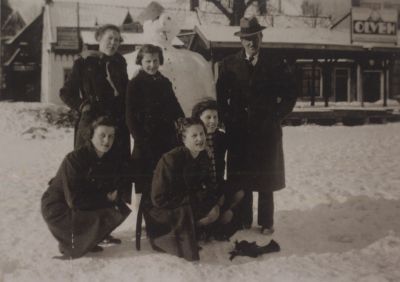 Sneeuwpret
Achter de dichtgevroren Reevaart de woningen van de fam Stalenhoef   woning-inrichting  en  de woning van de schoenmaker Van Schaik -  Uiterst links de deur van het vroegere gemeentehuis
Trefwoorden: Familiefoto