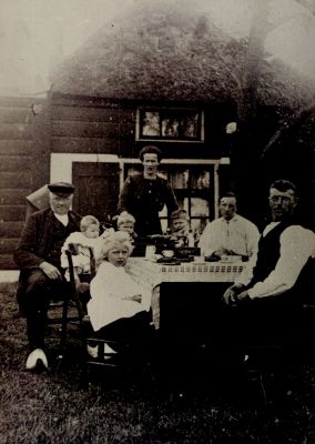 Familie-kiekje-midden-in-de-akkers
Thee pauze bij de Fam-v-Ee temidden van de akkers riet en ruigt van de Spiegelpolder -  Rechts voor-Henk van Ee Mevr-P-W-Ee staande Mevr-v-d-Berg met 2 kinderen-  Bereikbaar via een pad door de weilanden vanaf de Hinderdam-  Opa Evert Struik met op schoot Mien van Ee vooraan Katrien van Ee-   De Familie verhuisde later naar de Dammerweg waar nu Tinholt woont-   Vanaf 1918 Fam-van Ee daarvoor Fam-Bobeldijk-    zie ook reg-nr-1-10-10
Trefwoorden: Gezinsfoto