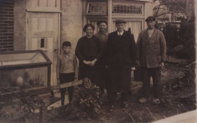 Gezinsfoto
Familie de Jong aan de Vechtzijde van de woning-  Achter het huis liep het Jaagpad langs de Vecht
Trefwoorden: Gezinsfoto