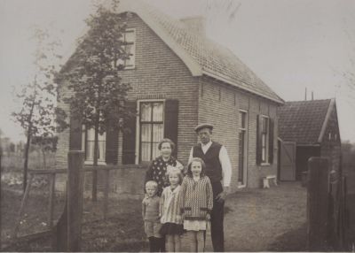 Gezin-Van-Ee-voor-de-boerderij
Familie Van Ee voor de boerderij-   Vader moeder twee dochters en een zoon
Trefwoorden: Gezinsfoto