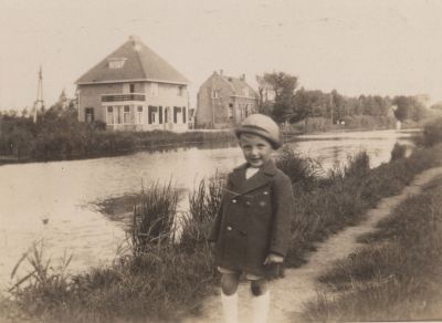Wim-Schoordijk
Op de Reevaartkade
Trefwoorden: Familiefoto