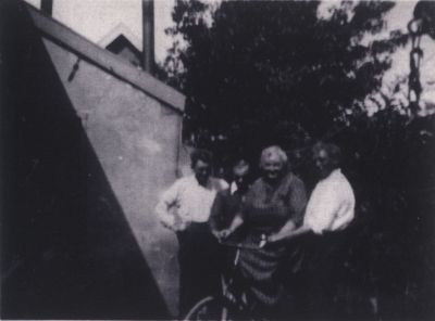 Fam-Hagen-bij-woonhuis
V l n r Jan Hagen neef v d Vuurst moeder Hagen op de fiets vader Jac Hagen
Trefwoorden: Familiefoto
