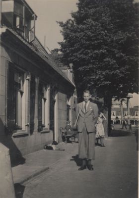Jan-Schoordijk-jr
Jan Schoordijk leert lopen aan de hand van John Venneman-  Op de achtergrond een kolenkar
Trefwoorden: Familiefoto