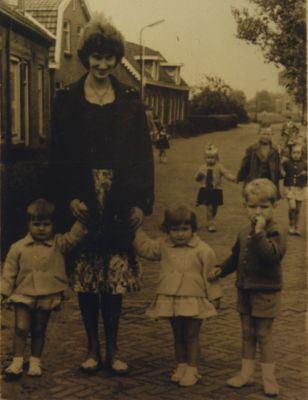 Tijdens-het-Overmeers-feest
Ria Besemer getrouwd met Herman Steenmetz tijdens het Overmeers Feest-  Namen van de kinderen zijn onbekend
Trefwoorden: Familiefoto