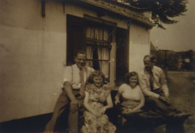 Familie-foto
Jaap en Jan Ledder met hun vrouwen-  Achterzijde woning van G Vossepoel de fietsenmaker
Trefwoorden: Gezinsfoto