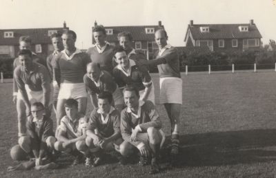 Van Huisstede
Voetballende leden van de Fam. v. Huisstede
Boven  vlnr  Willem (wzn), Alt, Henk (rzn) Jantje (slagertje) Kees
Midden Gert. Knielend Jan, ? zoon van Kees, Bart, Jan van Koen
