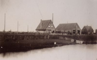 Uitzicht-op-de-Meerlaan
Woning en fabriek van de fam.Venneman. 
Op de voorgrond is duidelijk de “tocht” te zien, het uitwateringskanaal van de
Horstermeerpolder
