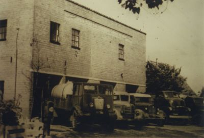 Melk-fabriek-van-de-Gebroeders-Venneman
Melkfabriek ”Hofstede Rundervreugd” van de Gebroeders Venneman.
In ± 1950 is men overgegaan op het maken van matrassen onder de naam “Riviëra.
