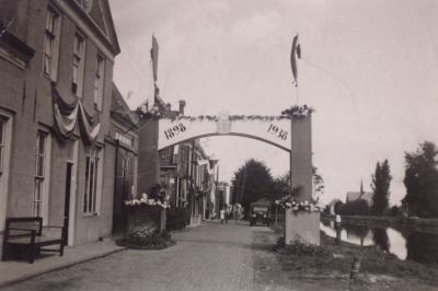 40-jarig-jubileum-van-Konigin-Wilhelmina
40 jarig jubileum van Konigin Wilhelmina.
De Boog staat ter hoogte van wat nu de winkel van Albert Heijn is
