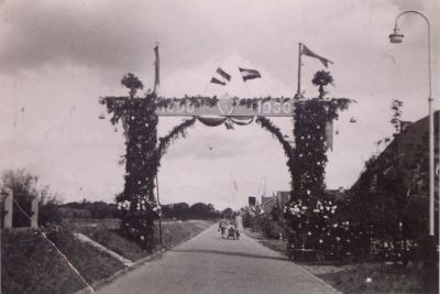 40-jarig-jubileum-van-Koningin-Wilhelmina
Ereboog ter ere van het 40 jarig jubileum van Koningin Wilhelmina.
De Boog staat ter hoogte van het Spiegel-polder gemaal.
