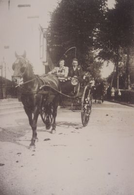 Ringsteken
Ringsteken met tilbury  . Hier Tomas Groenendaal met zijn vrouw.
Waarschijnlijk op de verjaardag van Koningin Wilhelmina.

