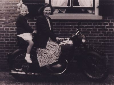 Buurtfeest
Op de motor voor Bakkerij Roukens.
