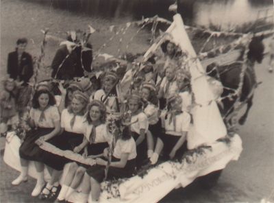 Bij-gemaal-van-de-Blijkpolder
Vereniging Kunst na Arbeid. Bij gemaal van de Blijkpolder - bij meelhandel Brouwer in die jaren .  Voorbereiding festiviteit op de Meerlaan in Overmeer. circa 1954
