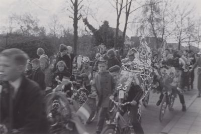 Koninginnedag
Koninginnedag met versierde fietsen
